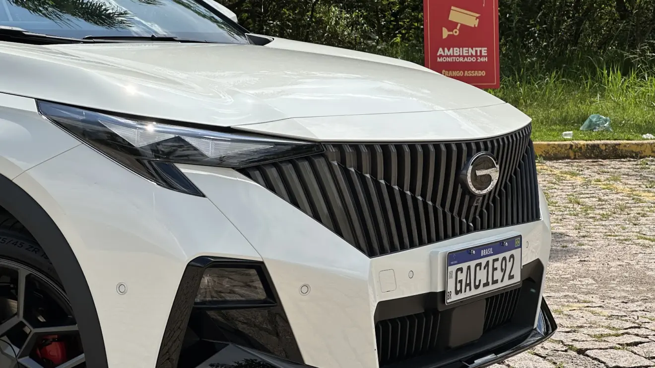 GAC GS3 Elite branco parado de dianteira com árvores ao fundo