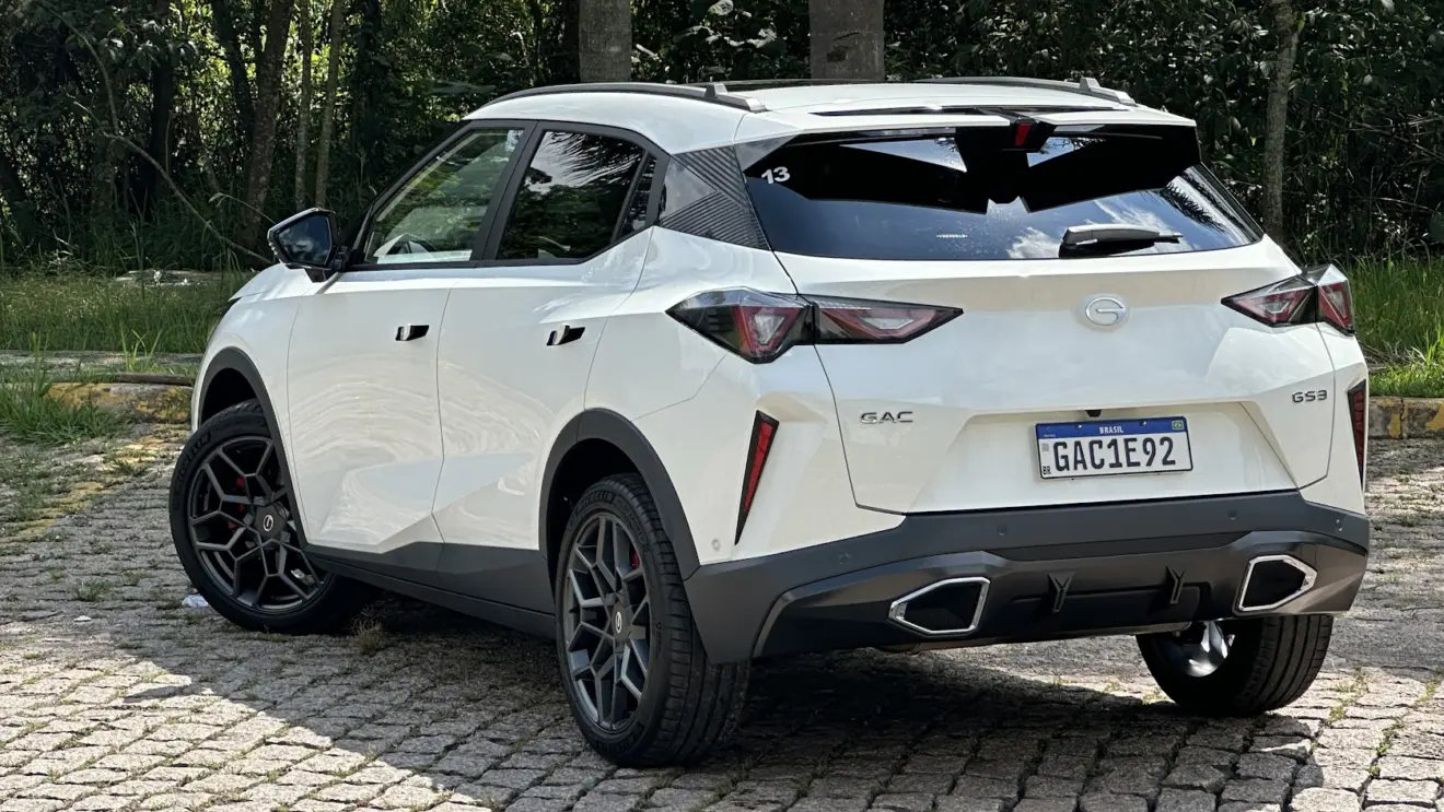 GAC GS3 Elite branco parado de traseira com árvores ao fundo
