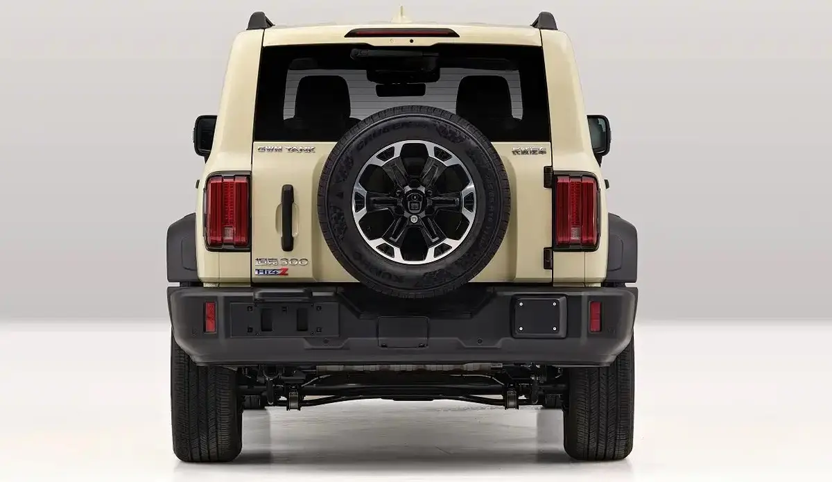 Novo GWM Tank 300 bege parado de traseira
