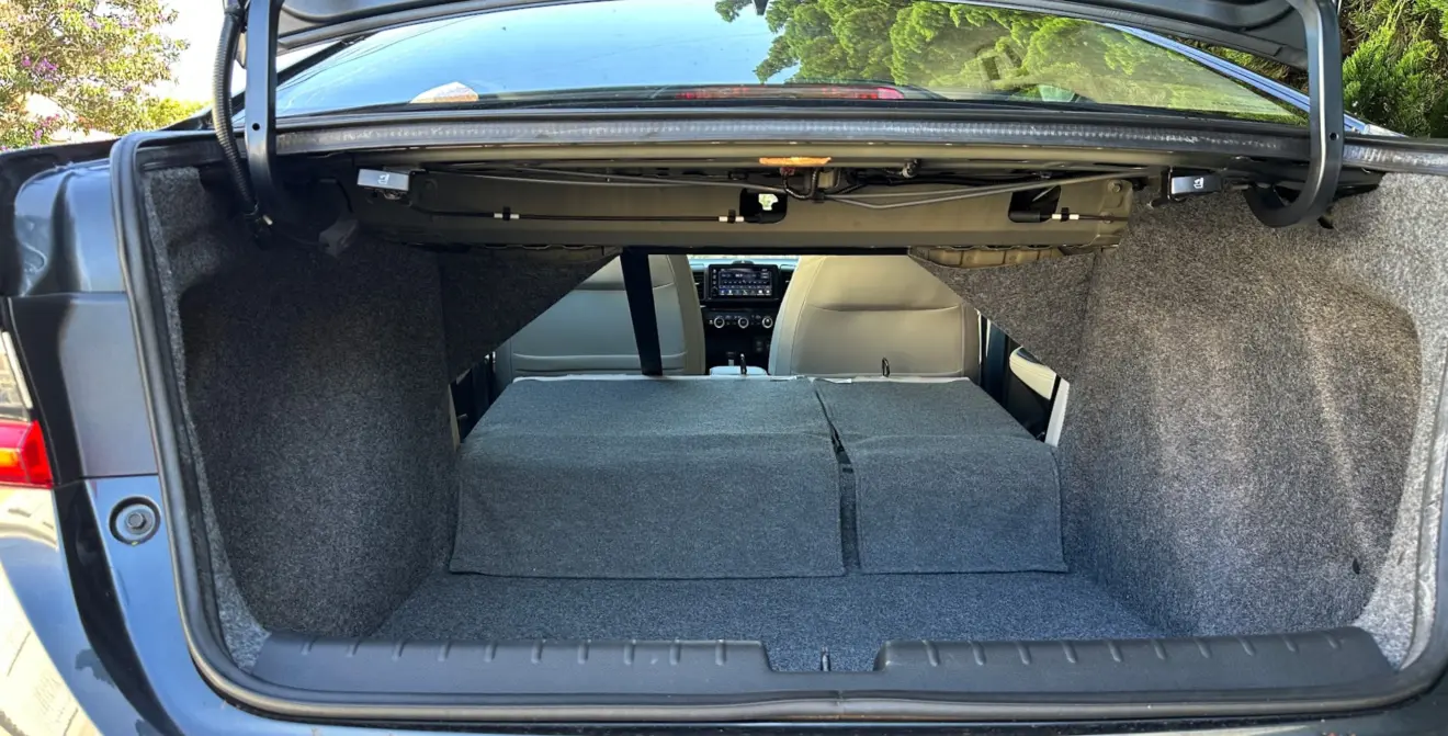 Porta-malas do Honda City Touring com o encosto traseiro rebatido 