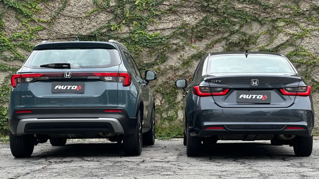 Honda City Touring cinza e WR-V EXL verde parados de traseira