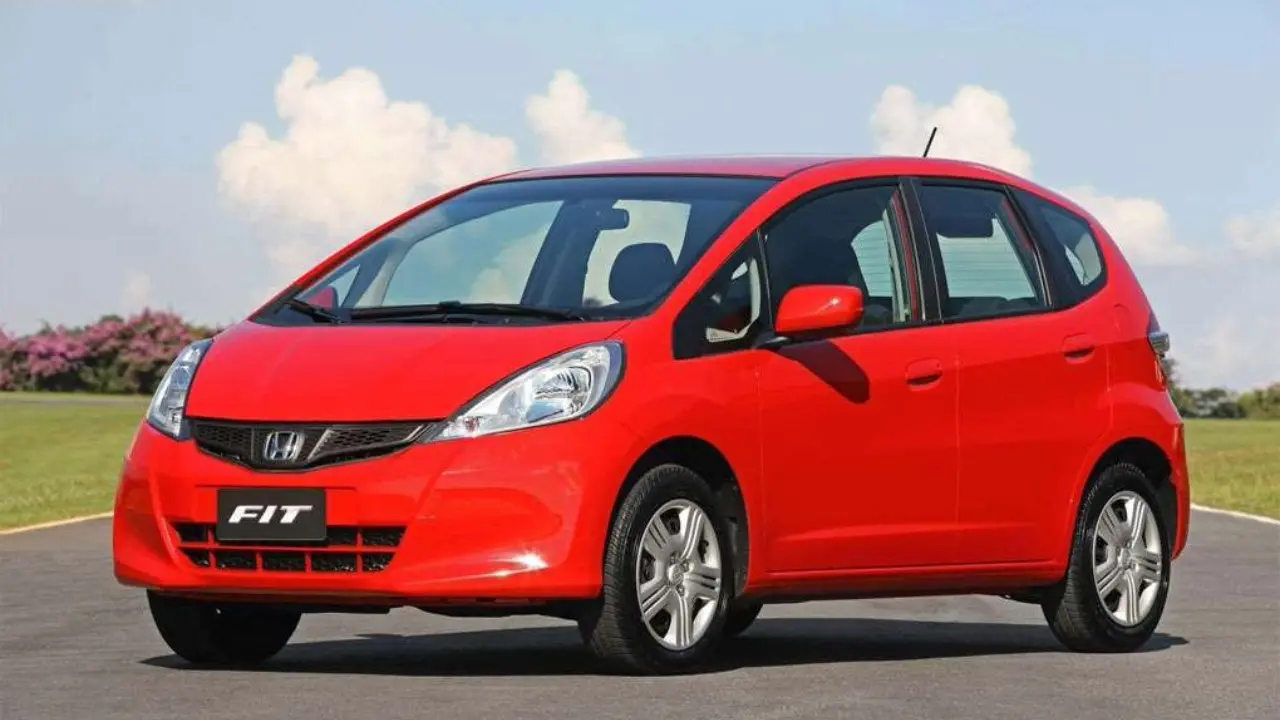 Honda Fit LX 2013 vermelho estático