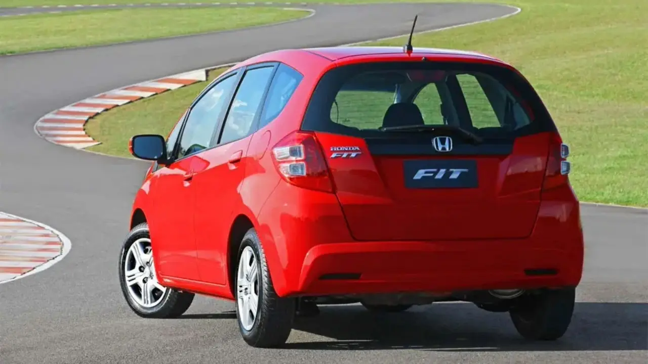 Honda Fit LX 2013 vermelho estático