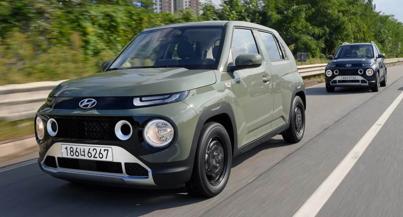 Hyundai Casper verde de frente em movimento na estrada