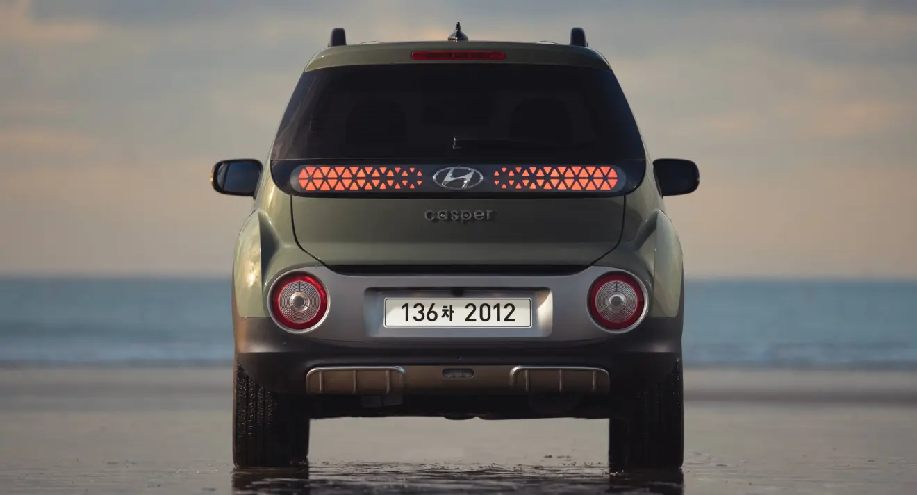 Hyundai Casper verde parado de traseira