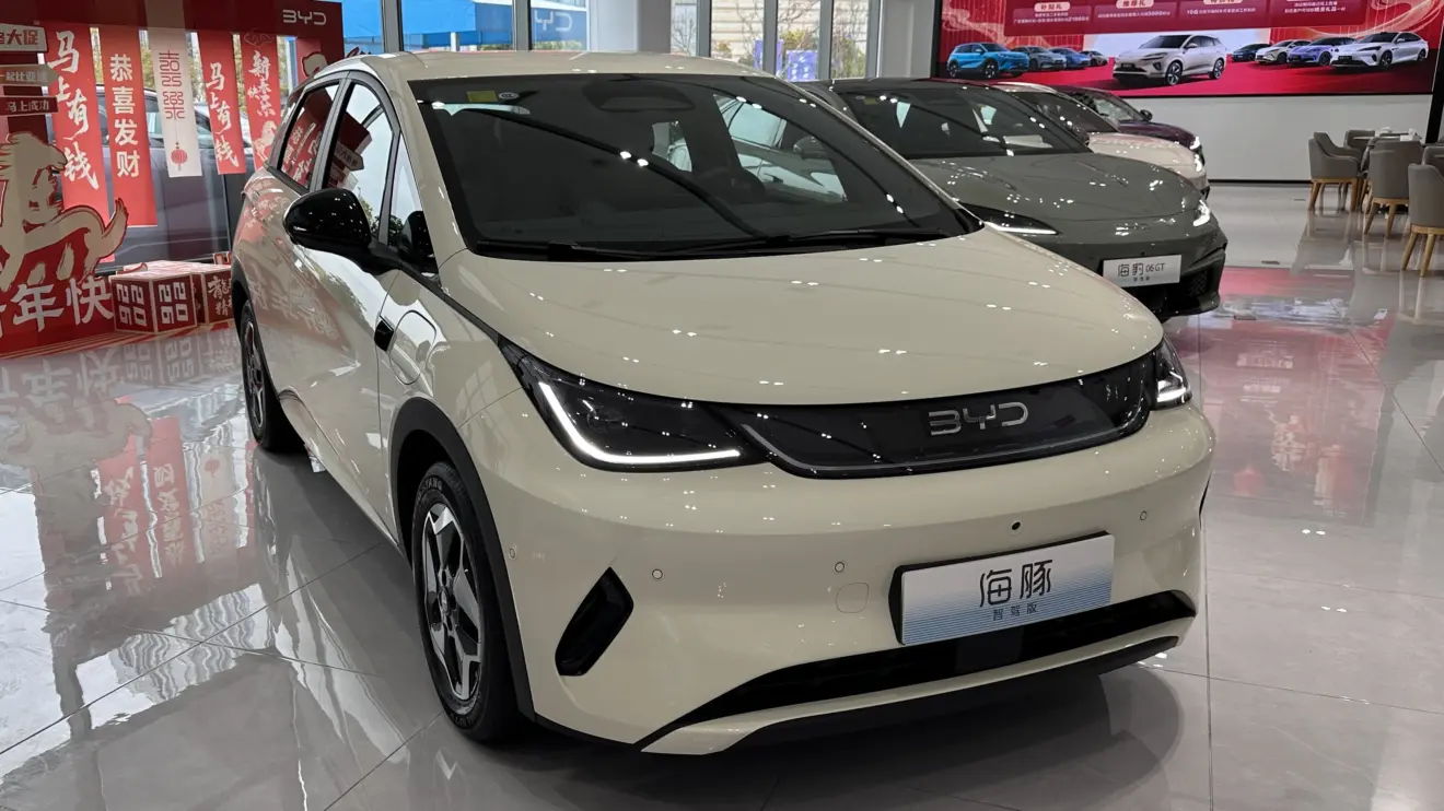 BYD Dolphin na cor creme estático na linha 2027 reestilizado