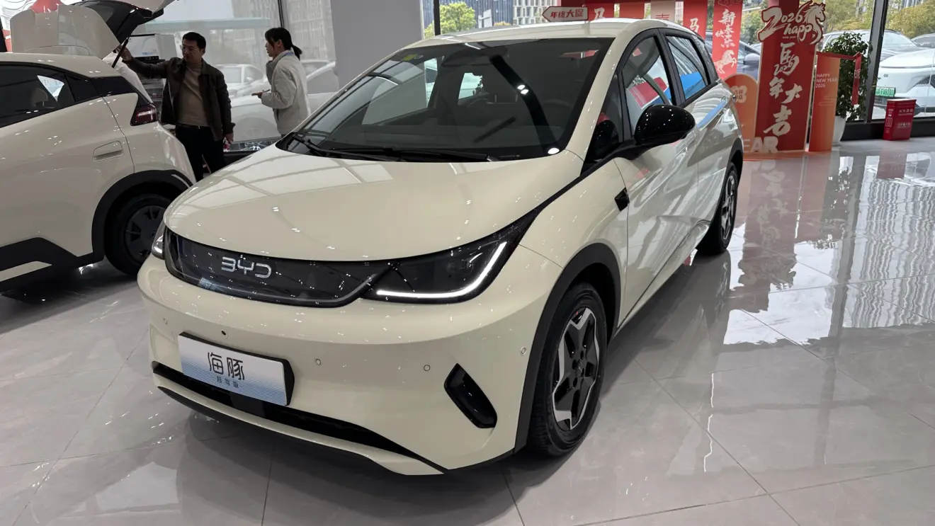 BYD Dolphin na cor creme estático na linha 2027 reestilizado