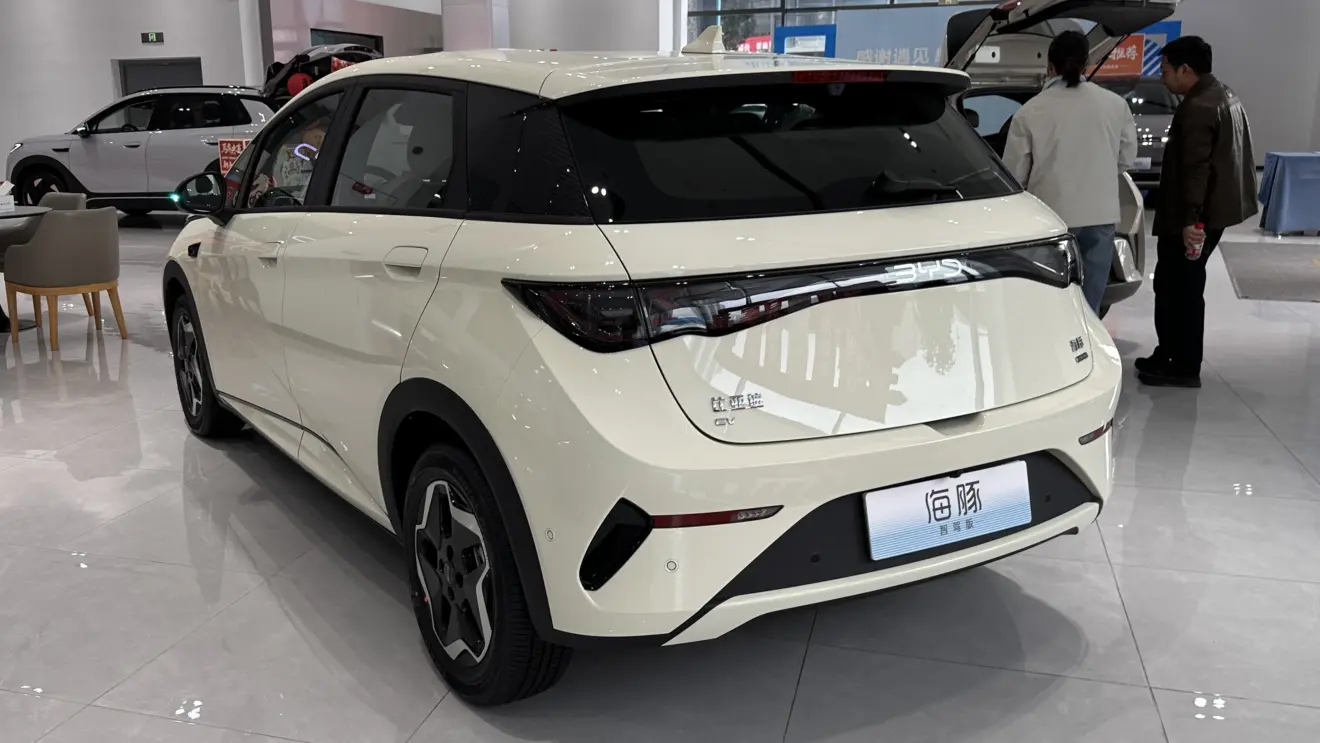 BYD Dolphin na cor creme estático na linha 2027 reestilizado