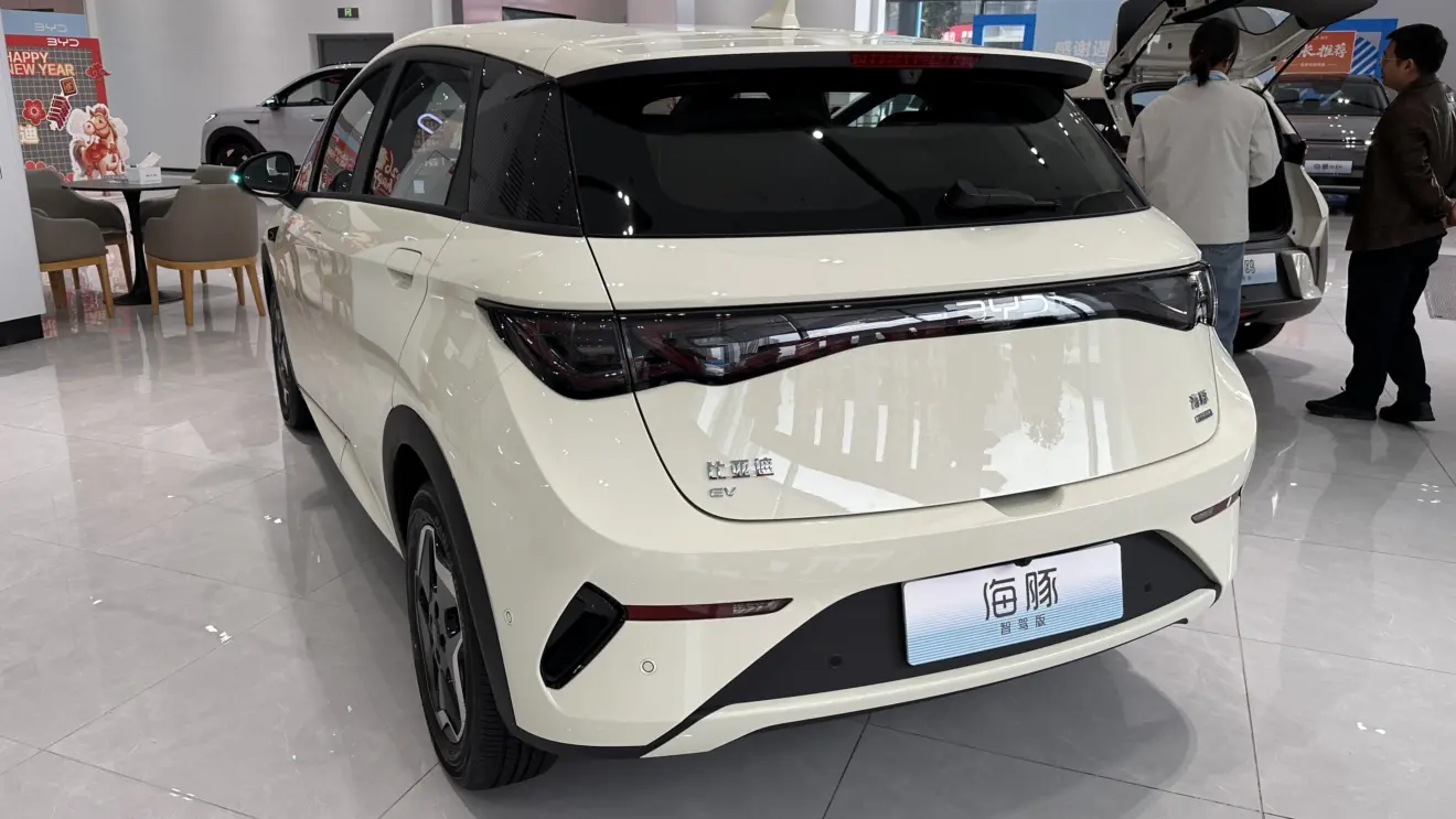 BYD Dolphin na cor creme estático na linha 2027 reestilizado