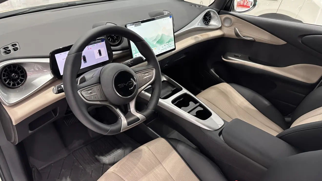 Interior do BYD Dolphin na linha 2027 reestilizado