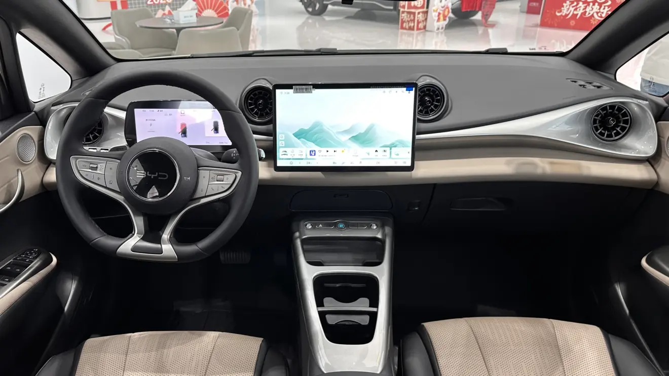 Interior do BYD Dolphin na linha 2027 reestilizado