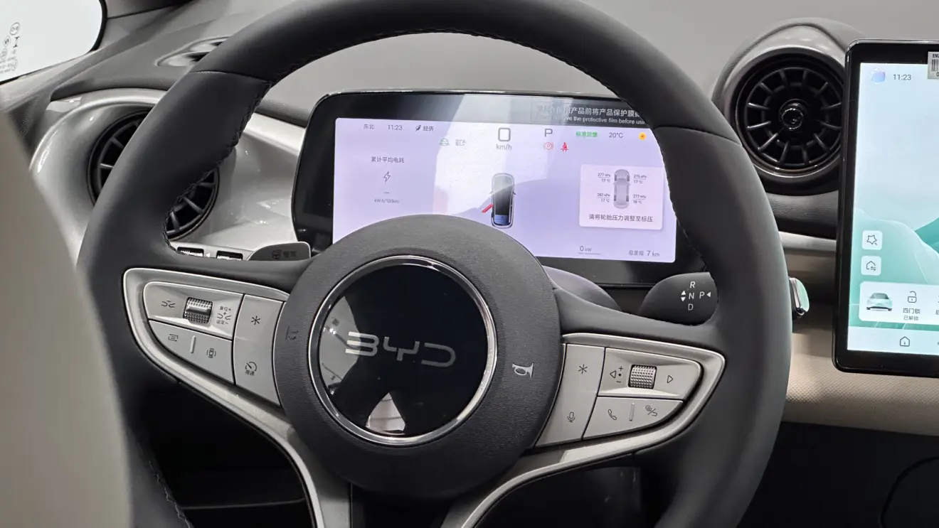 Interior do BYD Dolphin na linha 2027 reestilizado