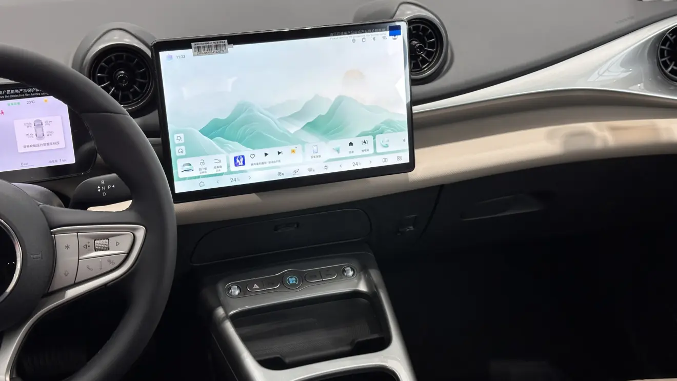 Interior do BYD Dolphin na linha 2027 reestilizado