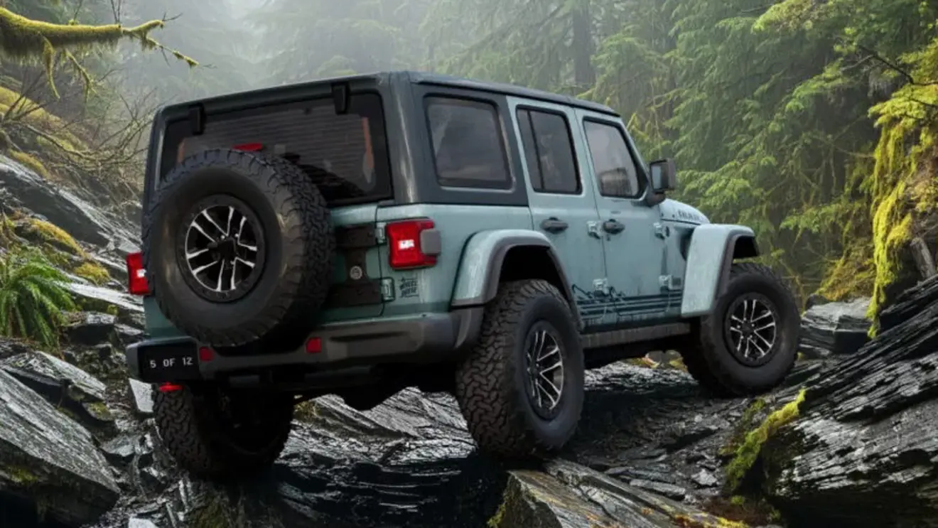 Jeep Wrangler Rockslide azul visto de trás