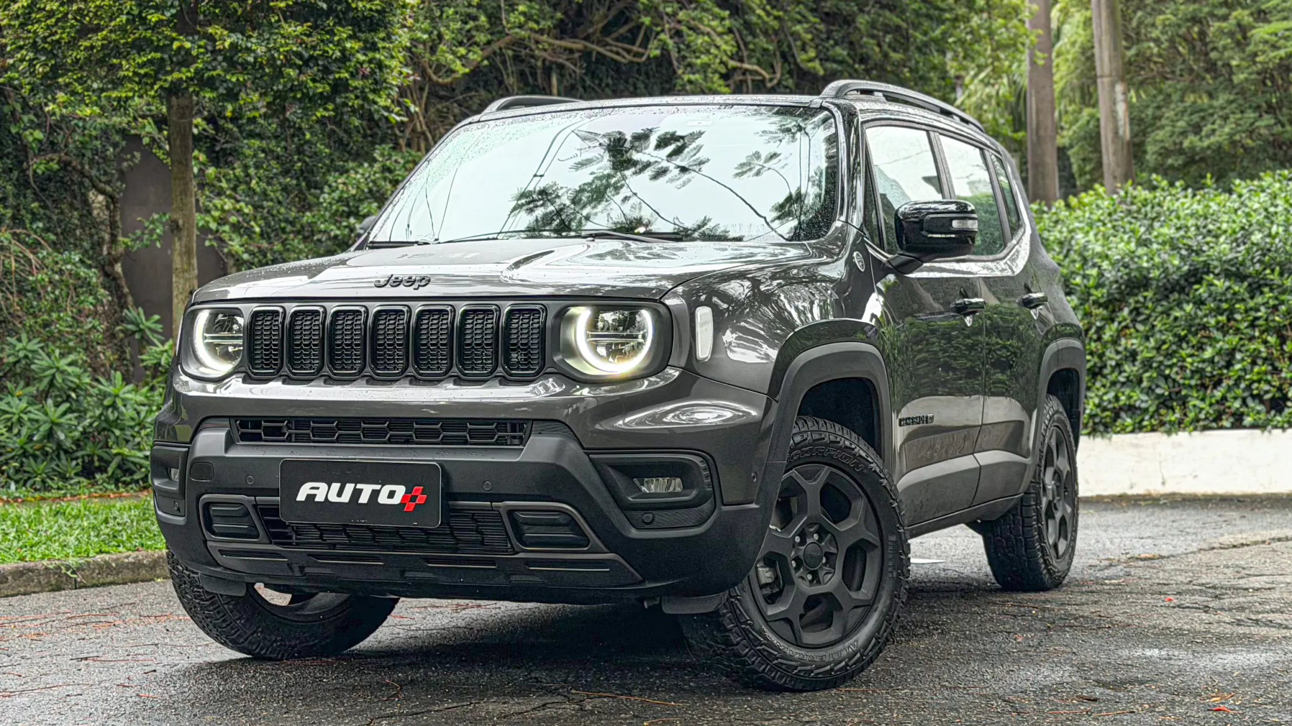 Jeep Renegade Willys 2026 estático na cor verde Recon para avaliação