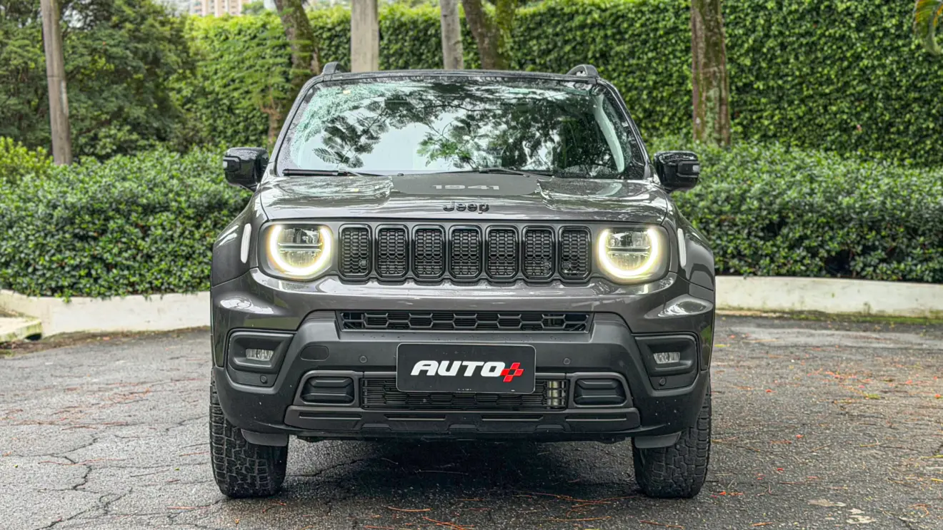 Jeep Renegade Willys 2026 estático na cor verde Recon para avaliação