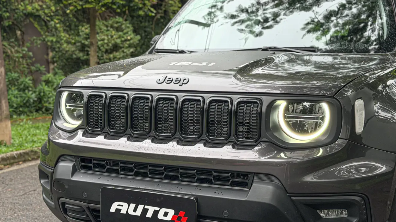 Jeep Renegade Willys 2026 estático na cor verde Recon para avaliação