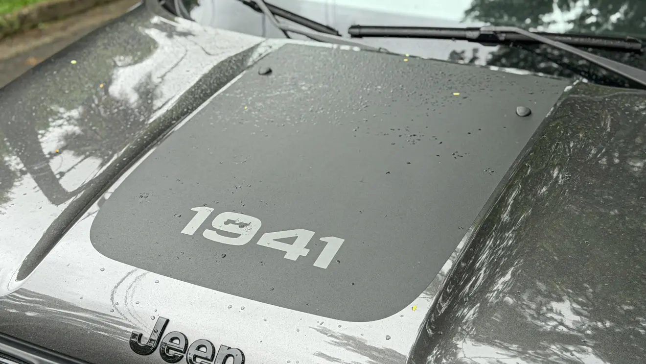 Jeep Renegade Willys 2026 estático na cor verde Recon para avaliação