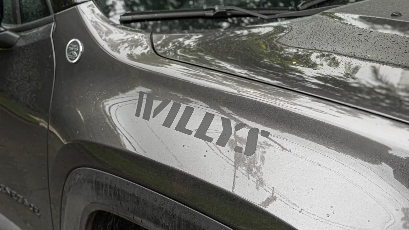 Jeep Renegade Willys 2026 estático na cor verde Recon para avaliação