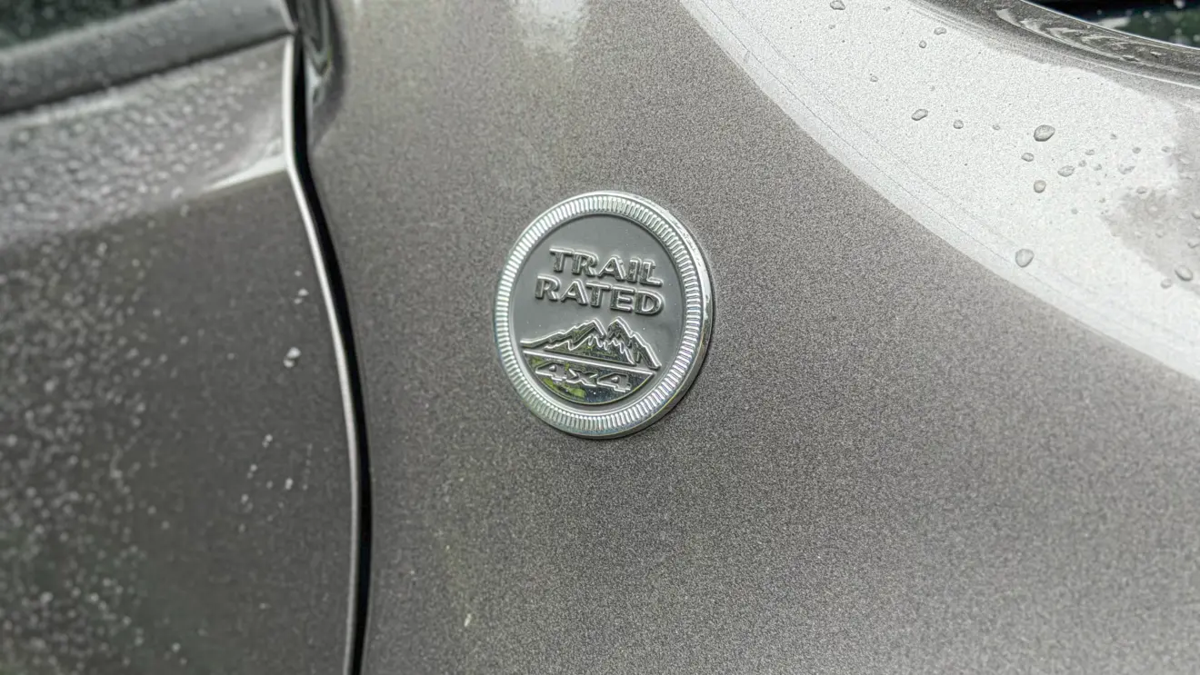 Jeep Renegade Willys 2026 estático na cor verde Recon para avaliação