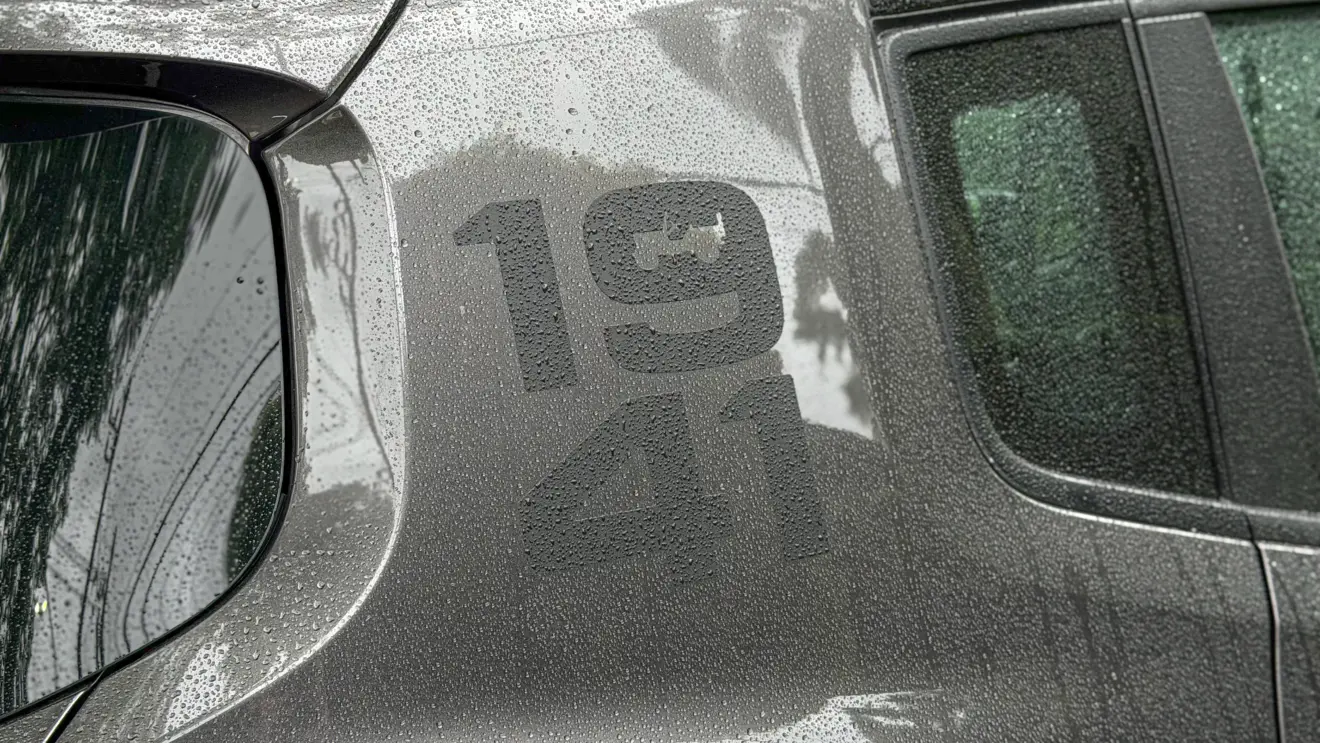 Jeep Renegade Willys 2026 estático na cor verde Recon para avaliação