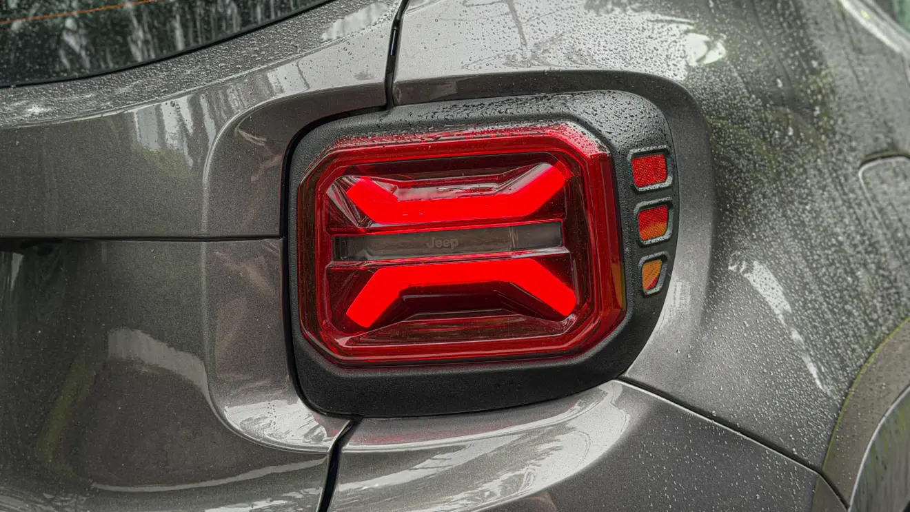 Jeep Renegade Willys 2026 estático na cor verde Recon para avaliação