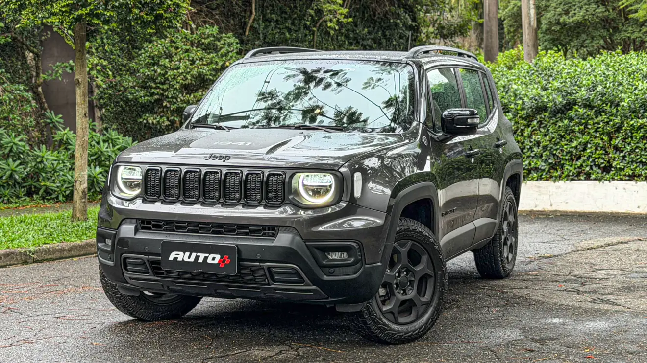 Jeep Renegade Willys 2026 estático na cor verde Recon para avaliação