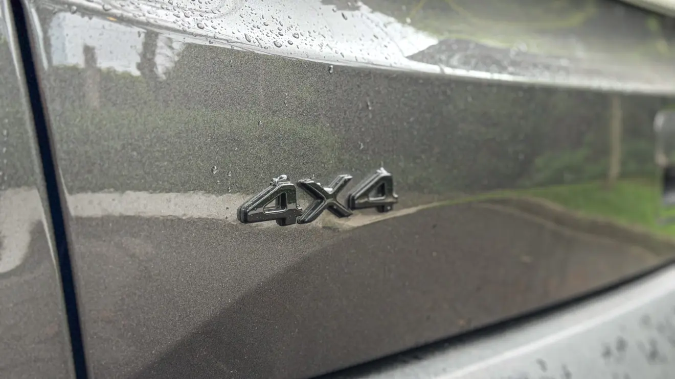 Jeep Renegade Willys 2026 estático na cor verde Recon para avaliação