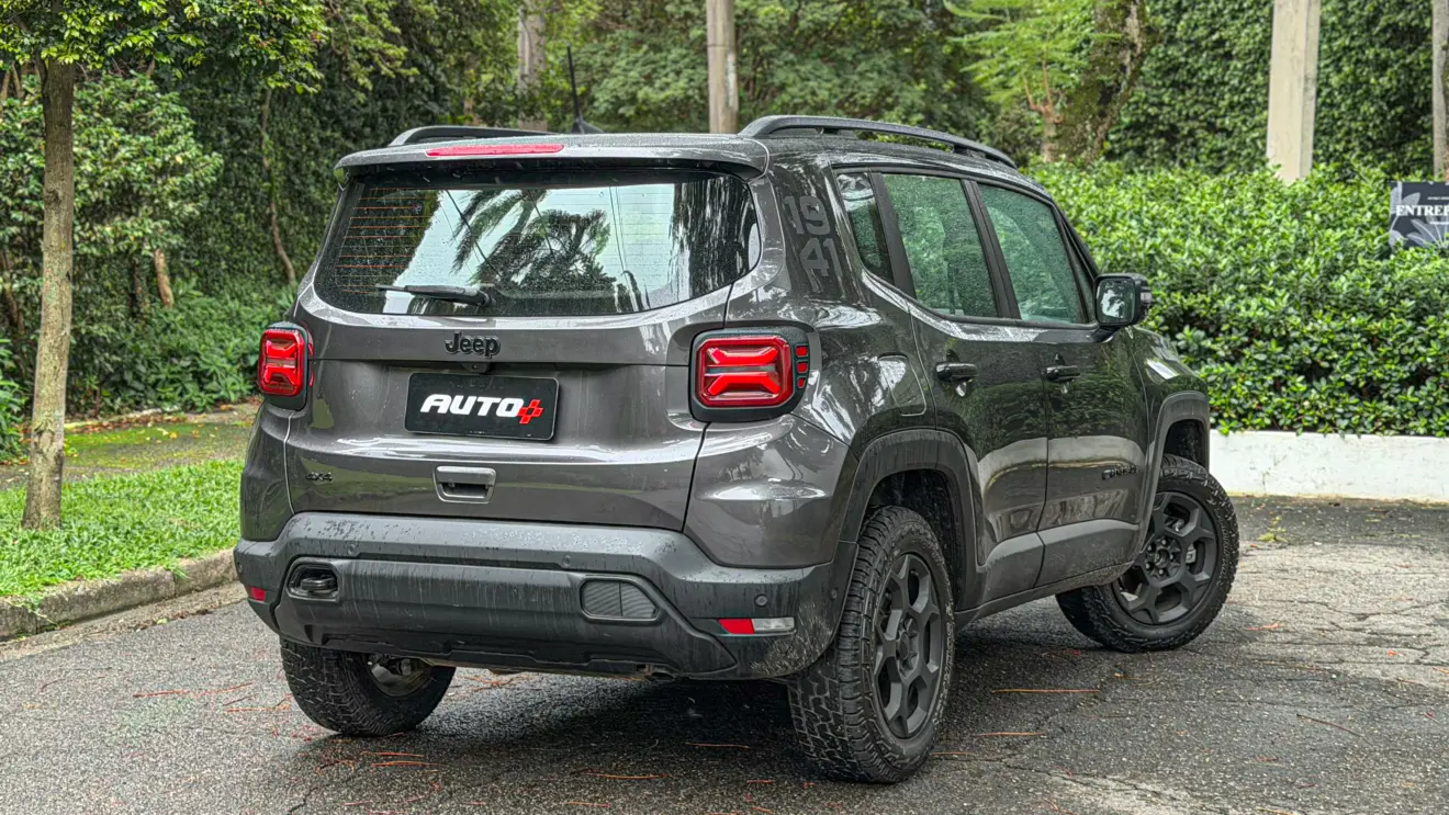 Jeep Renegade Willys 2026 estático na cor verde Recon para avaliação