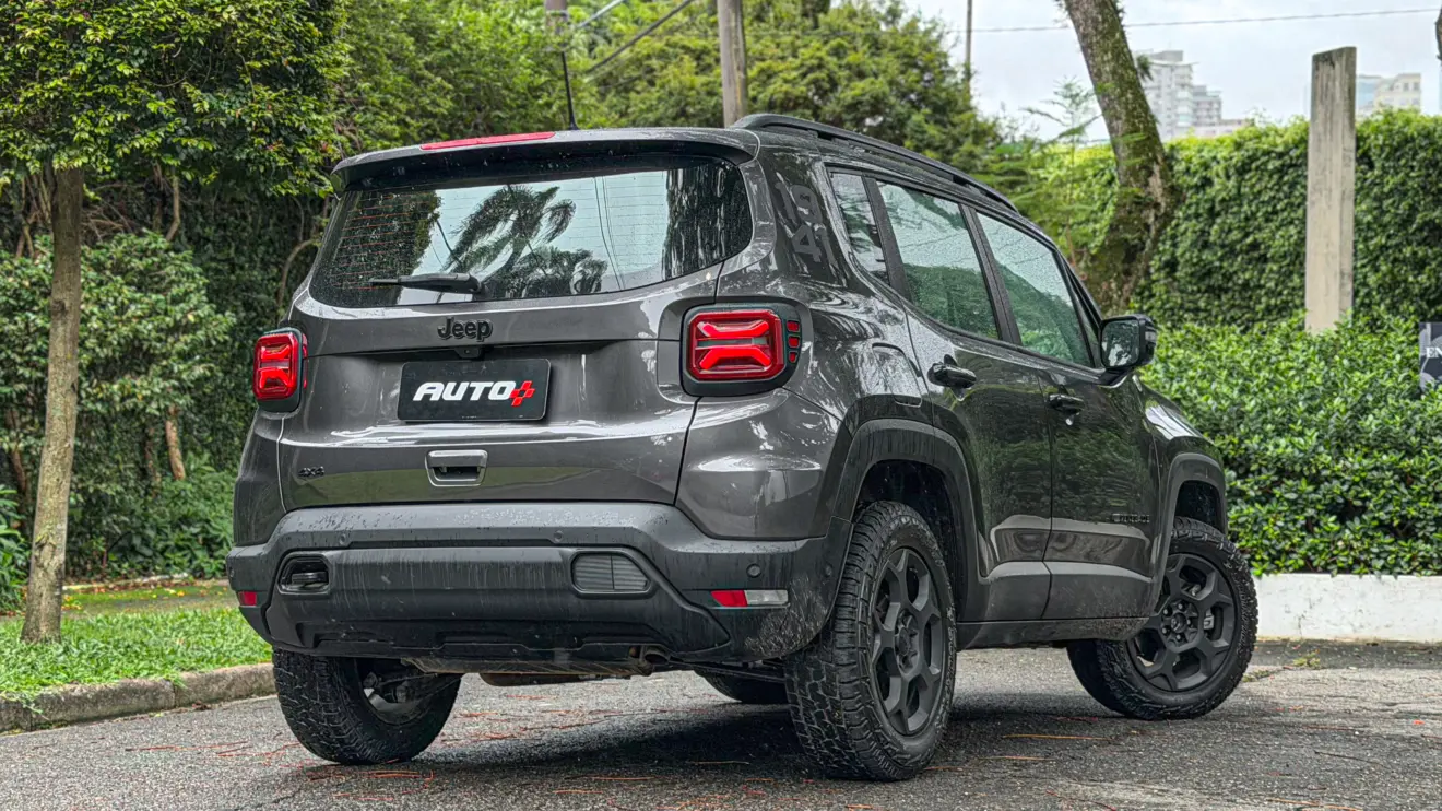 Jeep Renegade Willys 2026 estático na cor verde Recon para avaliação