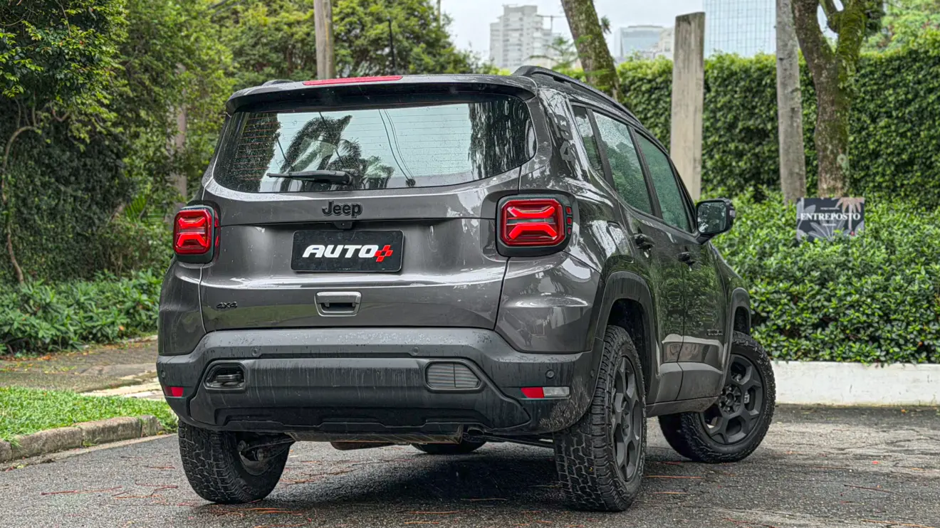 Jeep Renegade Willys 2026 estático na cor verde Recon para avaliação