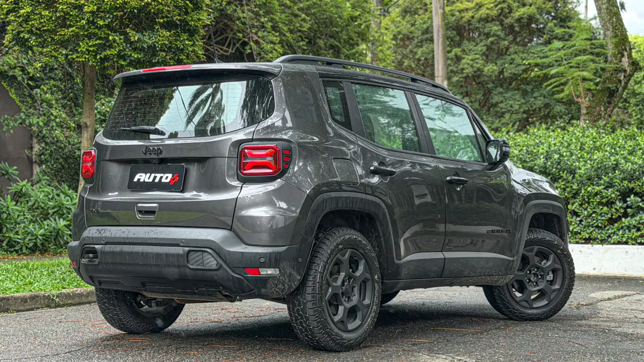 Jeep Renegade Willys 2026 estático na cor verde Recon para avaliação