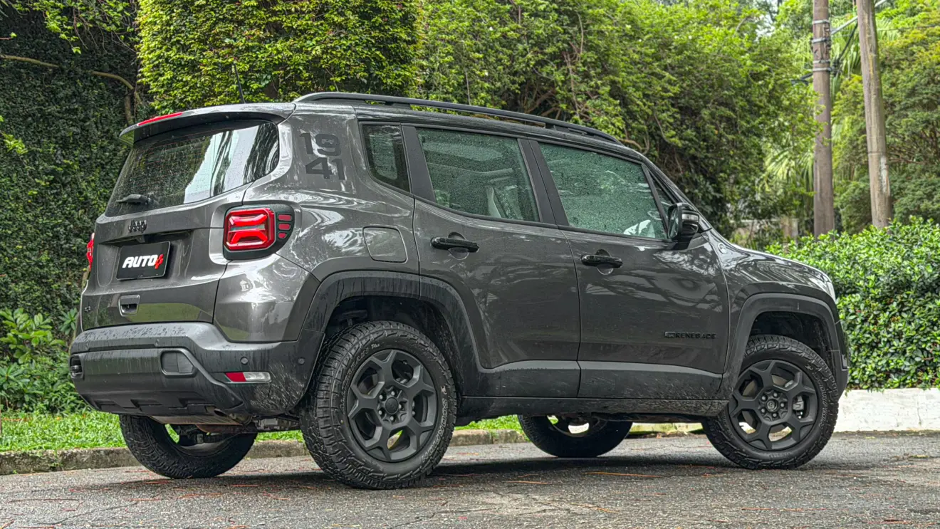 Jeep Renegade Willys 2026 estático na cor verde Recon para avaliação