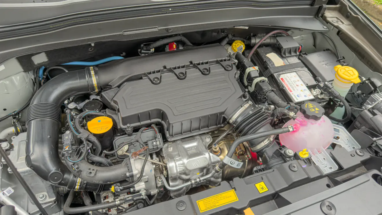 Motor Jeep Renegade Willys 2026 estático na cor verde Recon para avaliação