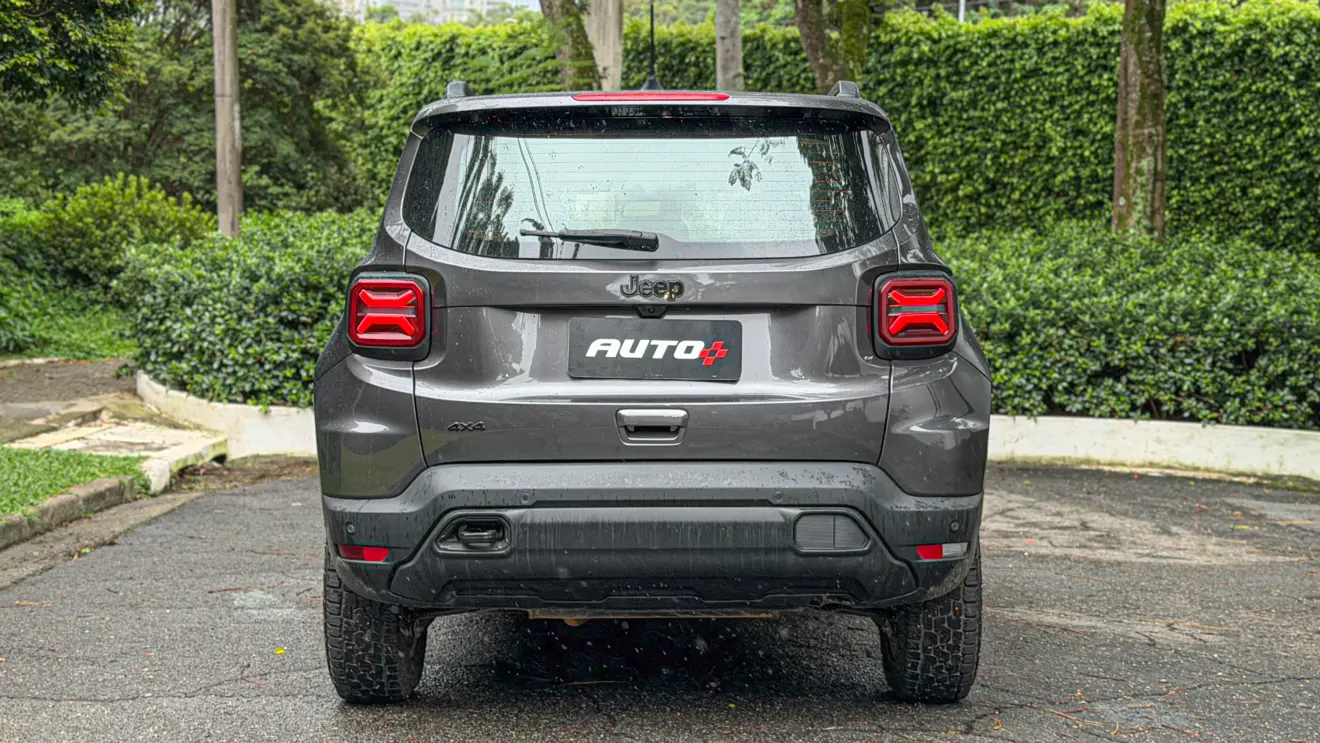 Jeep Renegade Willys 2026 estático na cor verde Recon para avaliação