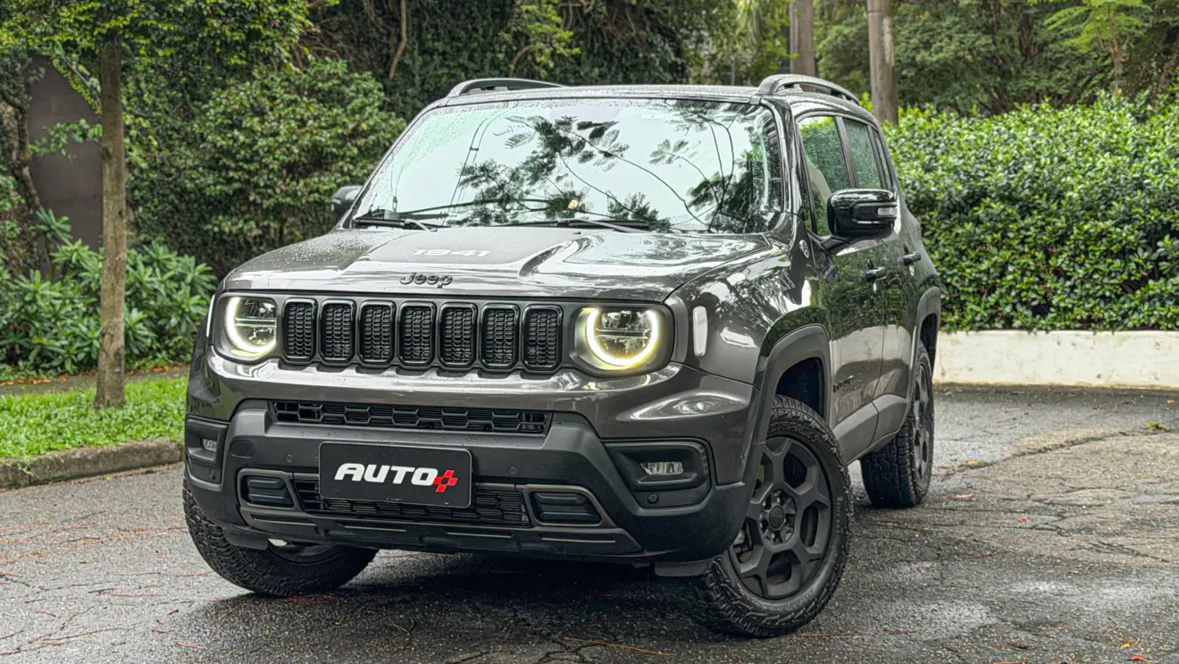 Jeep Renegade Willys 2026 estático na cor verde Recon para avaliação