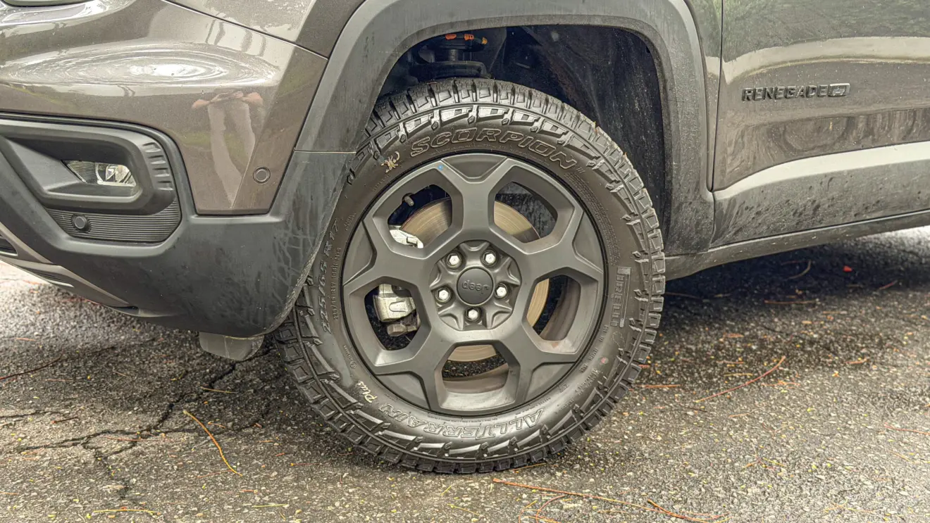 Jeep Renegade Willys 2026 estático na cor verde Recon para avaliação