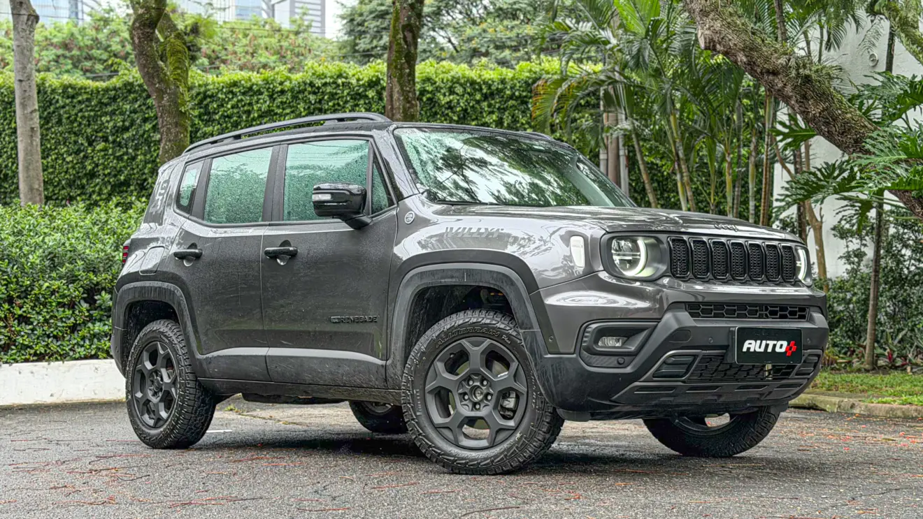 Jeep Renegade Willys 2026 estático na cor verde Recon para avaliação