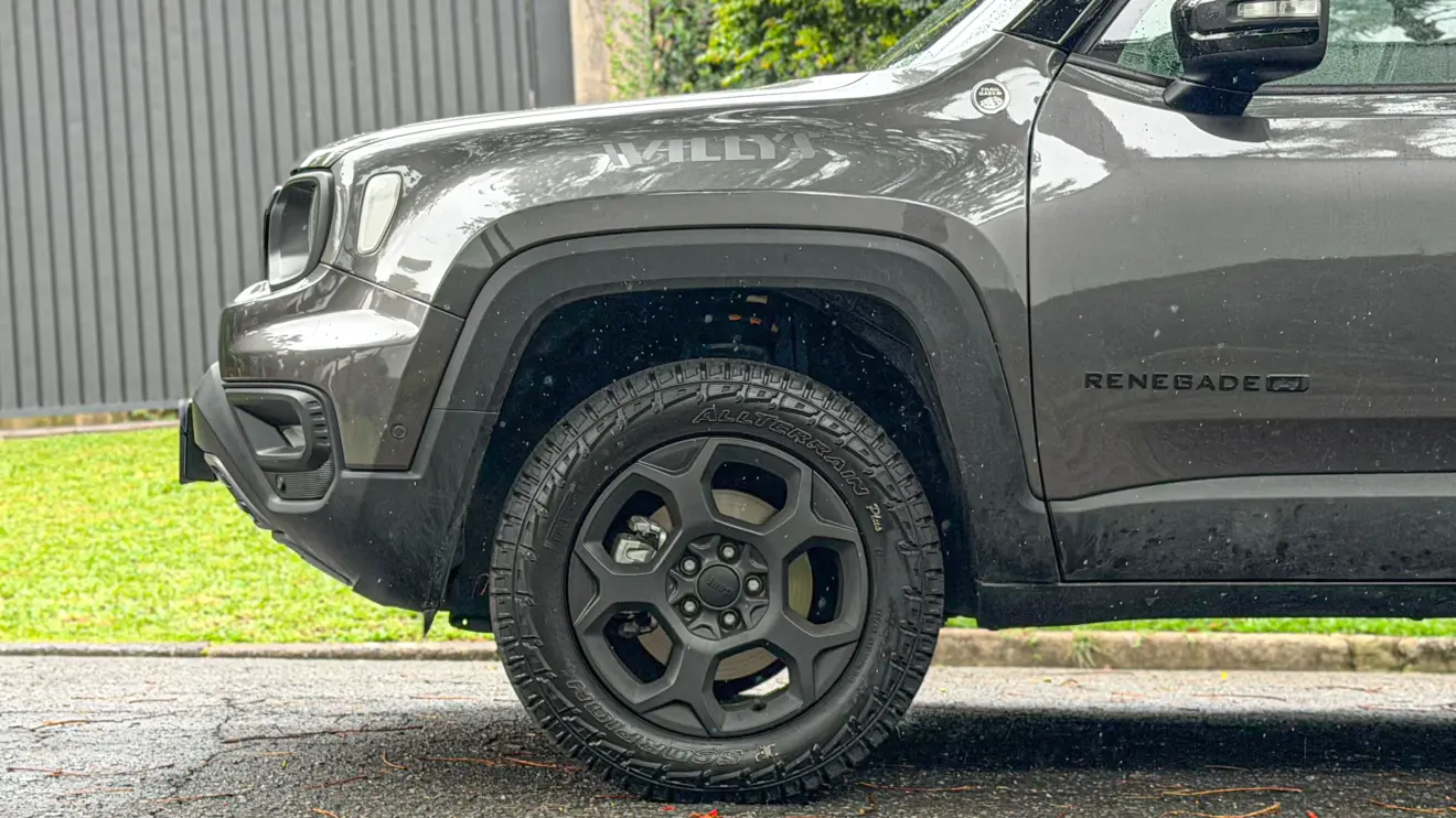 Jeep Renegade Willys 2026 estático na cor verde Recon para avaliação