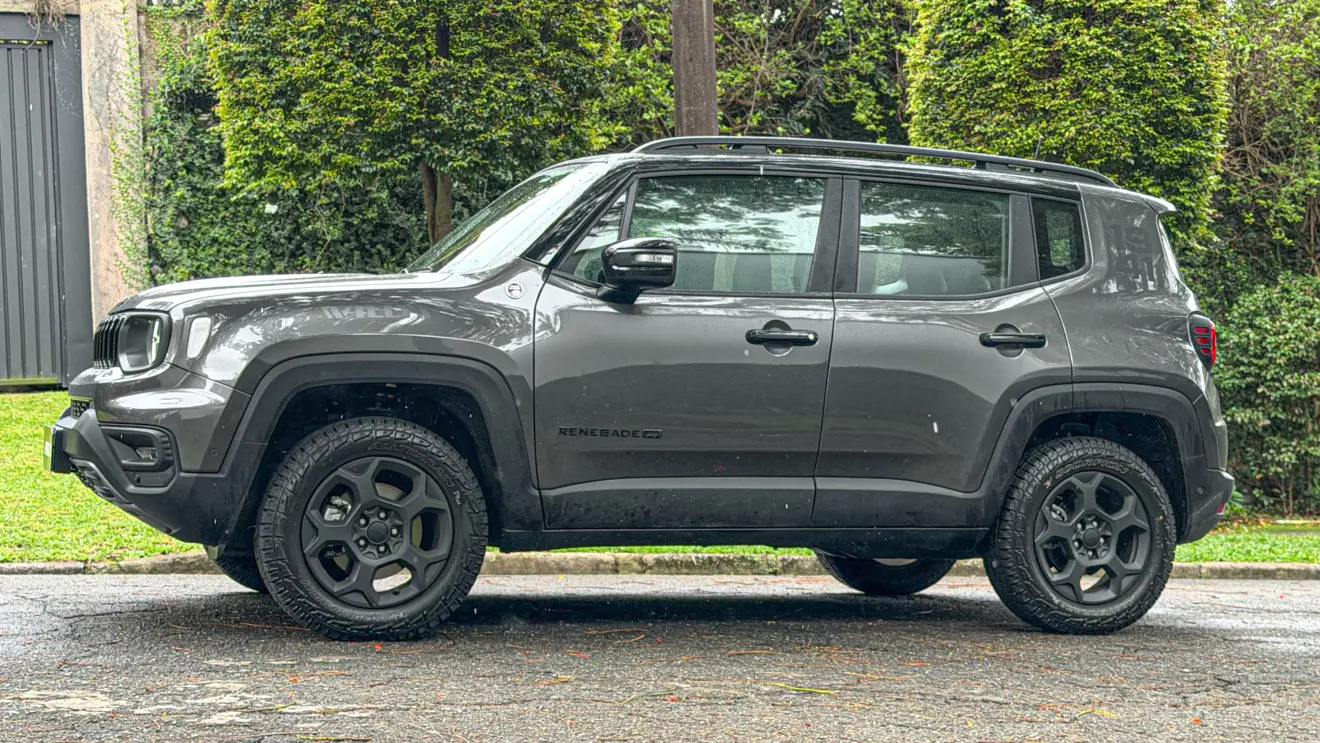 Jeep Renegade Willys 2026 estático na cor verde Recon para avaliação