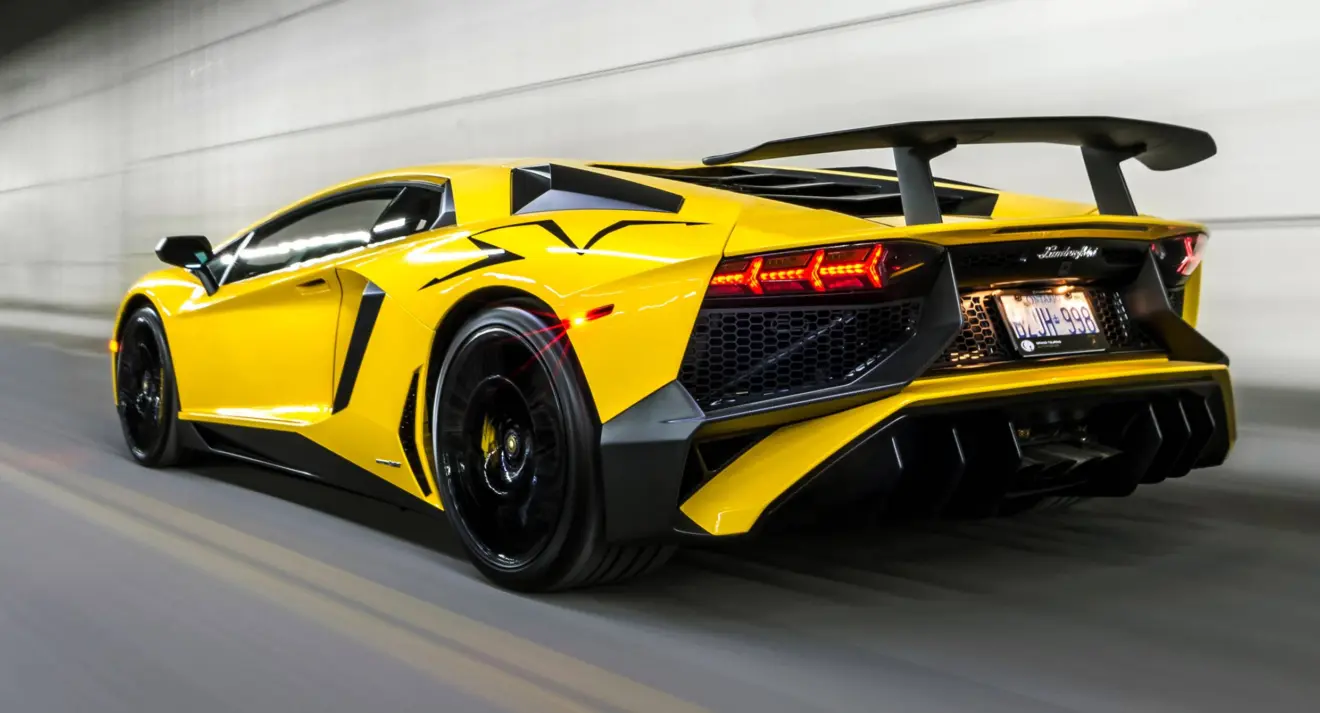 Lamborghini Aventador amarelo em movimento de traseira usa a mesma tampa de combustível do Ford Focus