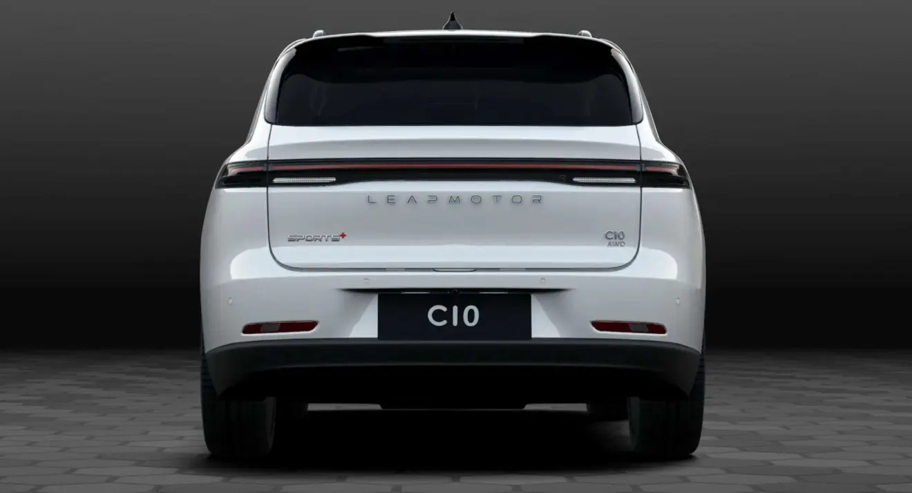 Leapmotor C10 Sports Special Edition branco parado de traseira com fundo neutro