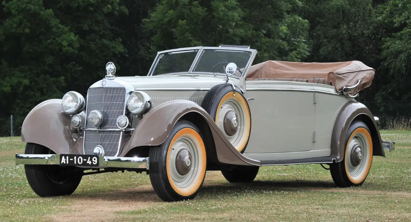 Mercedes Benz 320 parado de frente com árvores ao fundo