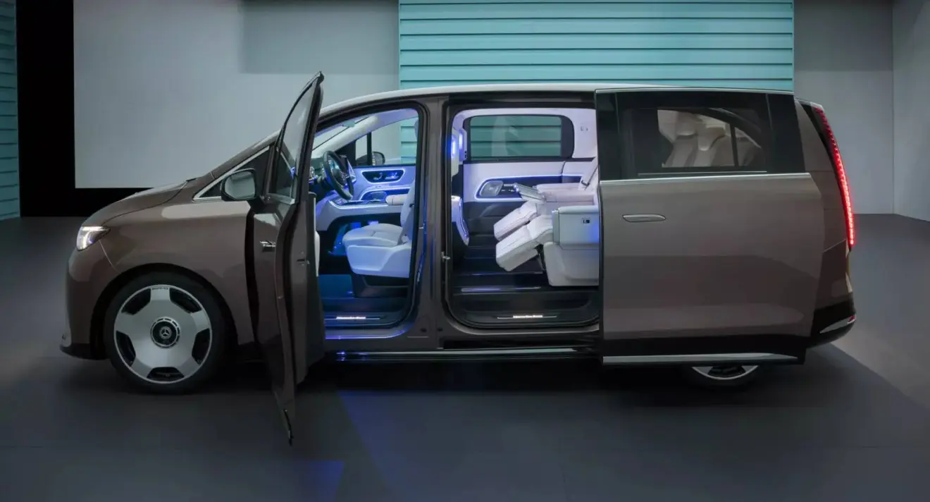 Mercedes-VLE-2027 marrom parado de lateral com as portas abertas