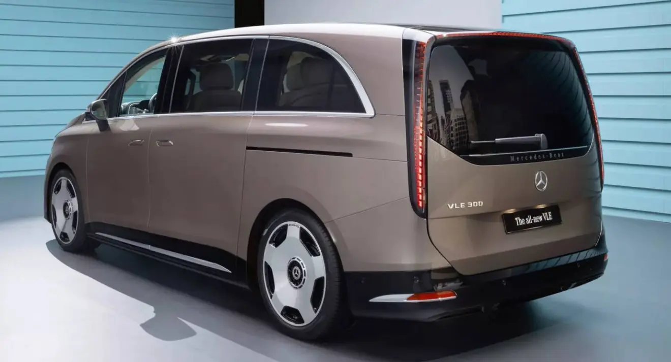 Mercedes-VLE-2027 marrom parado de traseira