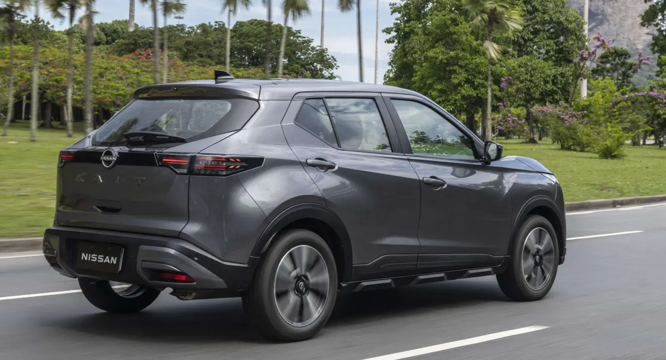 Nissan Kait Advance Plus azul parado de frente com prédio ao fundo