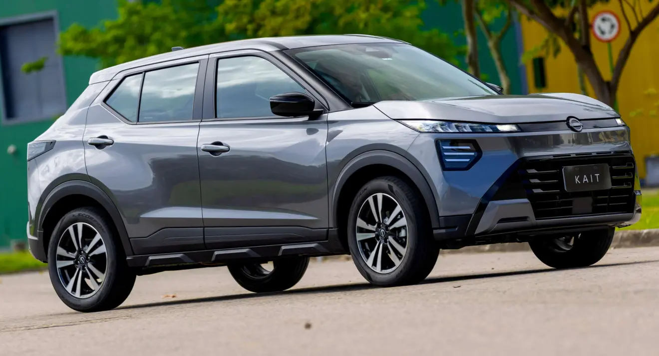 Nissan Kait Sense Plus cinza em movimento de dianteira