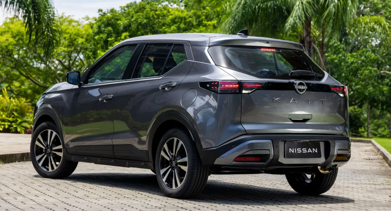 Nissan Kait Sense Plus cinza parado de traseira