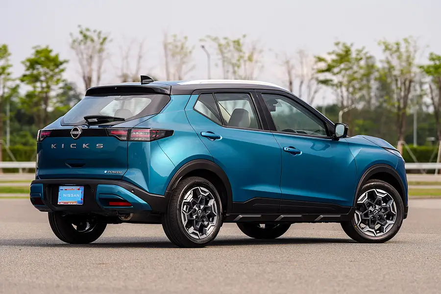 Nissan Kicks e-Power azul de traseira Kait híbrido