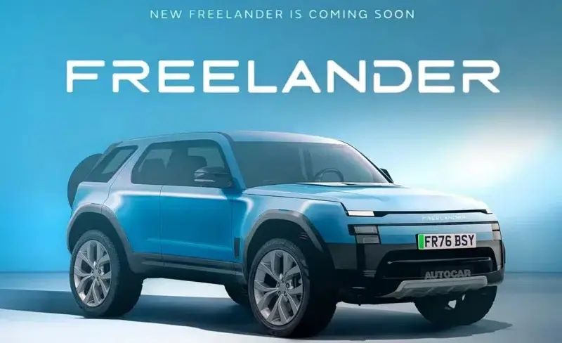 Novo SUV da marca Freelander azul parado de frente com fundo azul 